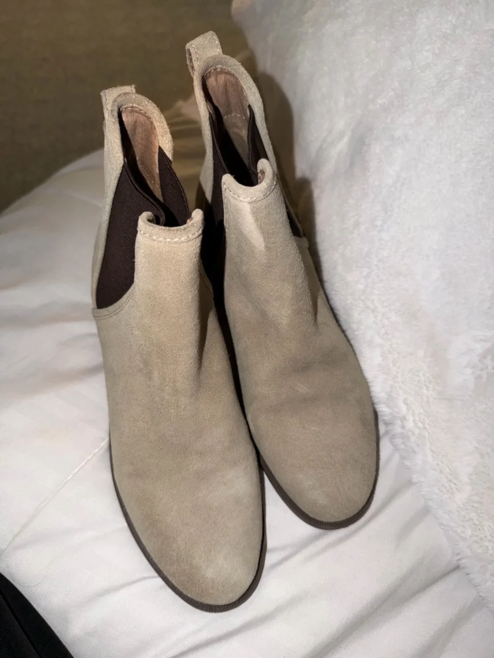 Steve Madden Beige Suede Chelsea Ankle Boots with Brown Elastic - Picture 2 of 5